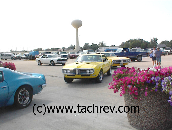 ...and more Pontiacs' entering the show