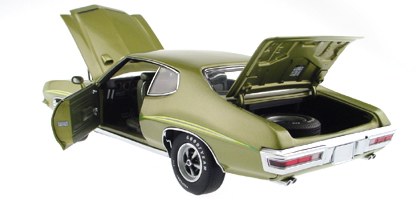 Another interesting note is that the GMP model is made with a automatic console and shifter instead of the 4 speed as Glens' GTO is equipped. It was indicated to Glen by GMP that this was due to licening issues with General Motors. Regardless - it's a GREAT MODEL!